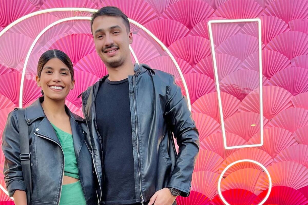 Evelyn Morales y Massimo Capello, creadores de Norte Abanicos. en la instalación que hizo su marca en los desfiles de verano de Patio Olmos.