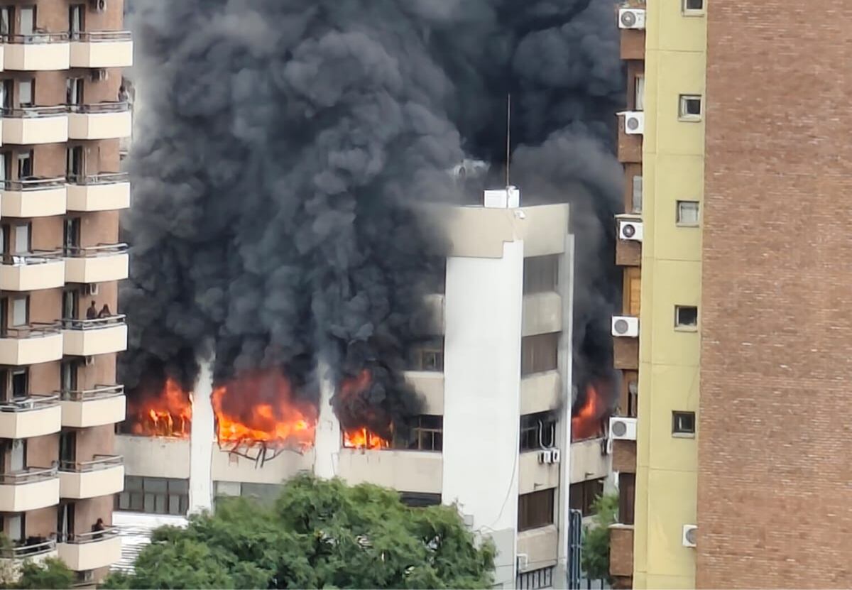 El incendio del edificio de Apross en Córdoba.