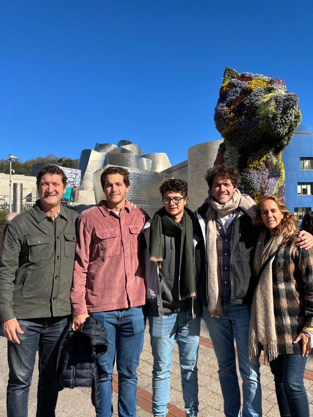 La familia de Marcos Lozada hoy, con los chicos que ya no son tan chicos. (Gentileza)