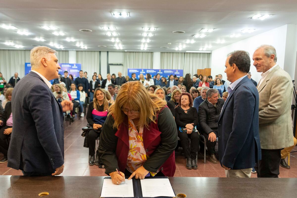 Río Cuarto. Convenio para mejorar escuelas y entrega de la primera cuota a bomberos (Gentileza).