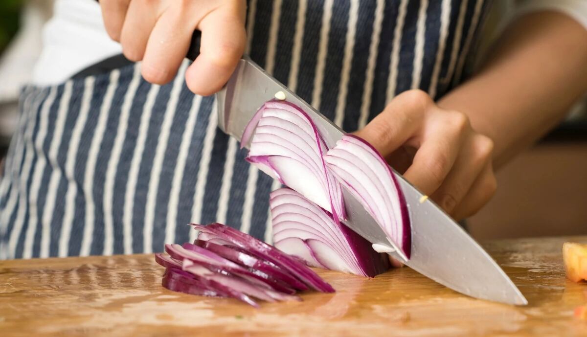 Cómo no llorar al cortar cebolla: el truco casero de la toalla mojada que se volvió furor en la cocina