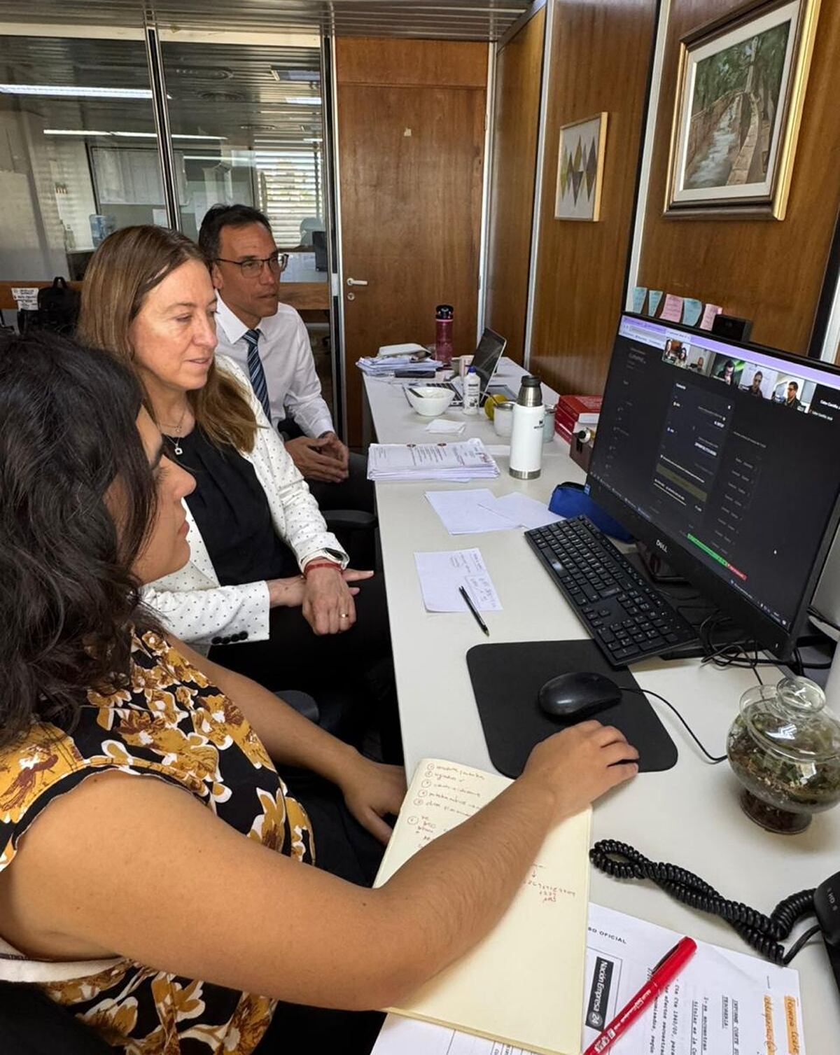 La jueza federal María Noel Costa y miembros de la Justicia Federal recuperaron 74 millones en criptomonedas tras un juicio por estafas piramidales. (La Voz)