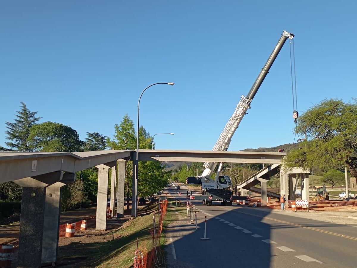 La pasarela sobre ruta 5, para acceder a la nueva estación terminal de Villa General Belgrano. (La Voz)