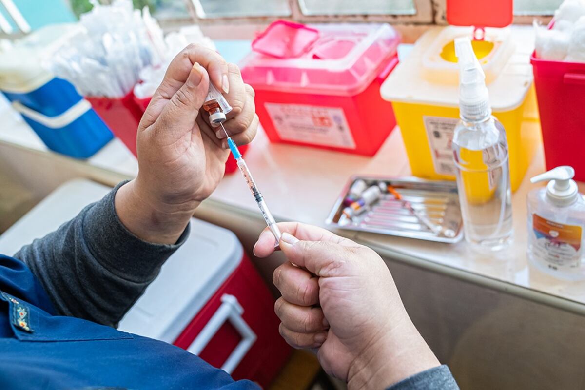 Entre las medidas más importantes para prevenir las infecciones respiratorias, se encuentra la vacunación, ventilación de los ambientes e higiene personal (Foto: Ministerio de Salud de la Provincia)