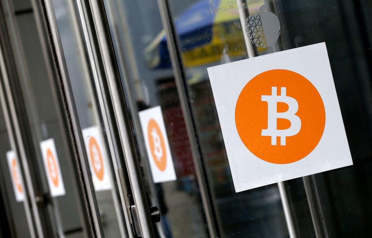 En logo de Bitcoin en una conferencia sobre criptomonedas en Nueva York el 7 de abril del 2014. (AP foto/Mark Lennihan)