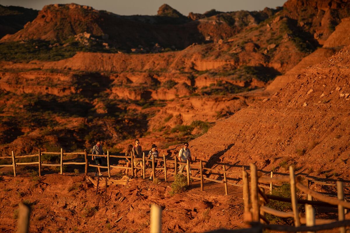 Las pisadas de otros tiempos. En Sierra de Las Quijadas emociona caminar entre las huellas de los gigantes. (Gentileza: La Ruta Natural)