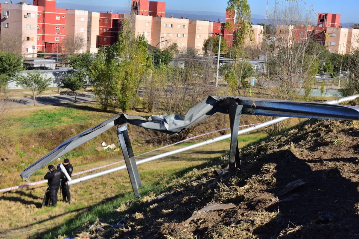 Vuelco y robo en Córdoba. (La Voz/José Gabriel Hernández)