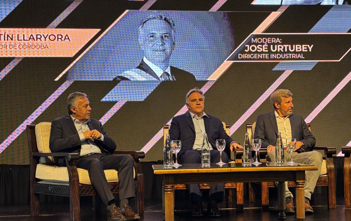 En Bariloche: los gobernadores Alfredo Cornejo (de Mendoza), Martín Llaryora (de Córdoba); y Rogelio Frigerio (de Entre Ríos). (La Voz)