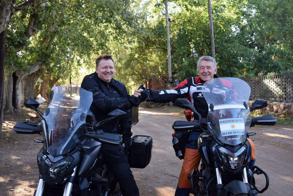 A los 79 años, Buby Del Castillo empezó con su sobrino el recorrido de la Ruta 40 sobre su moto. (Foto: gentileza Rodrigo Mac Lean)