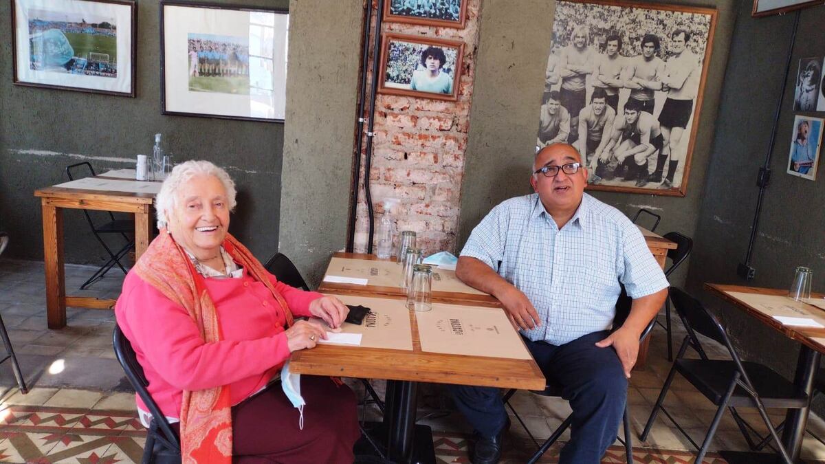 Grisela se hizo social del Pirata a sus 93 años. Un amor tremendo. (Prensa CAB).