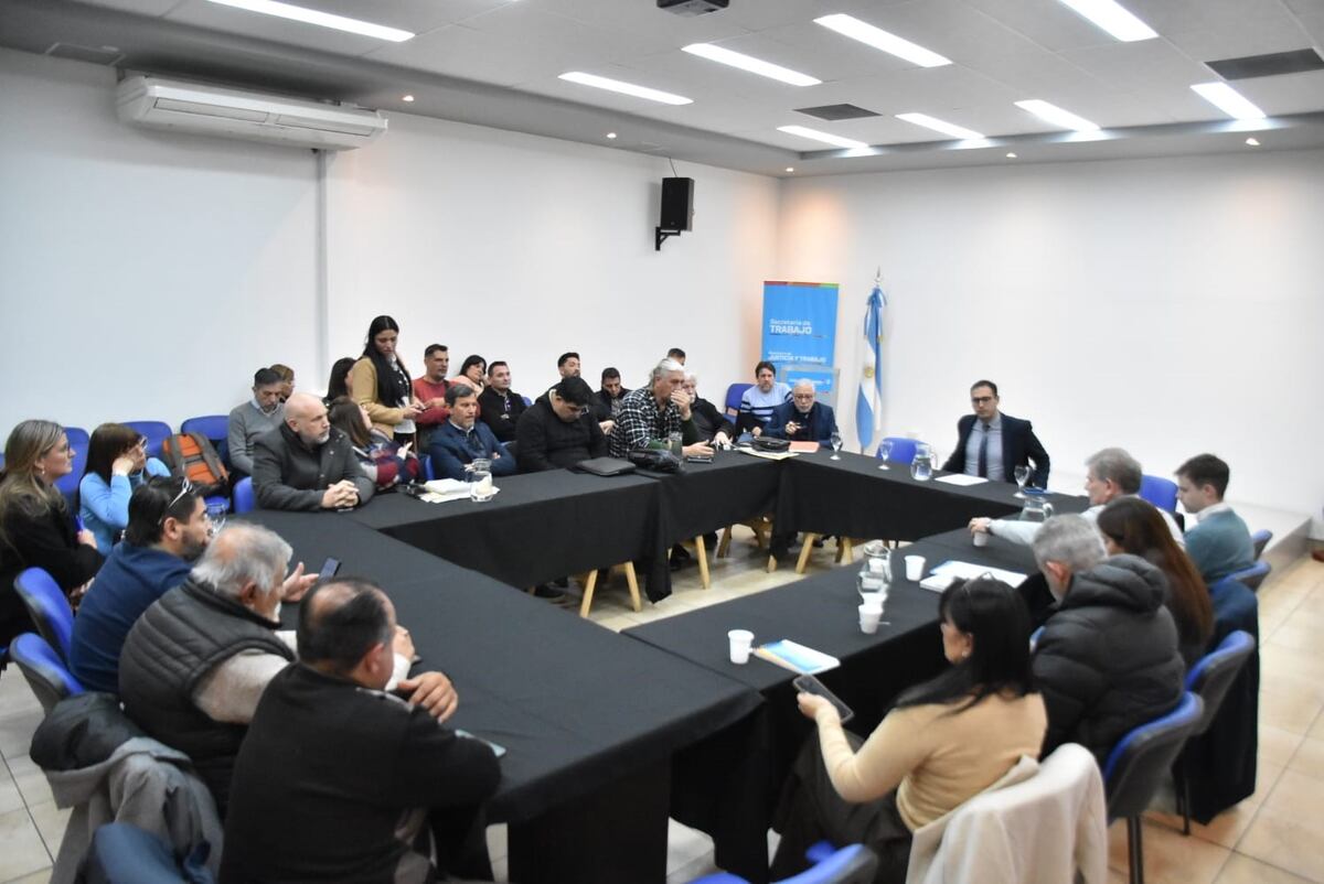 Audiencia. El jueves pasado, en la secretaría de Trabajo de la provincia, el Suoem y los funcionarios del intendente Passerini firmaron un acuerdo, que este viernes fue avalado por los delegados del gremio.