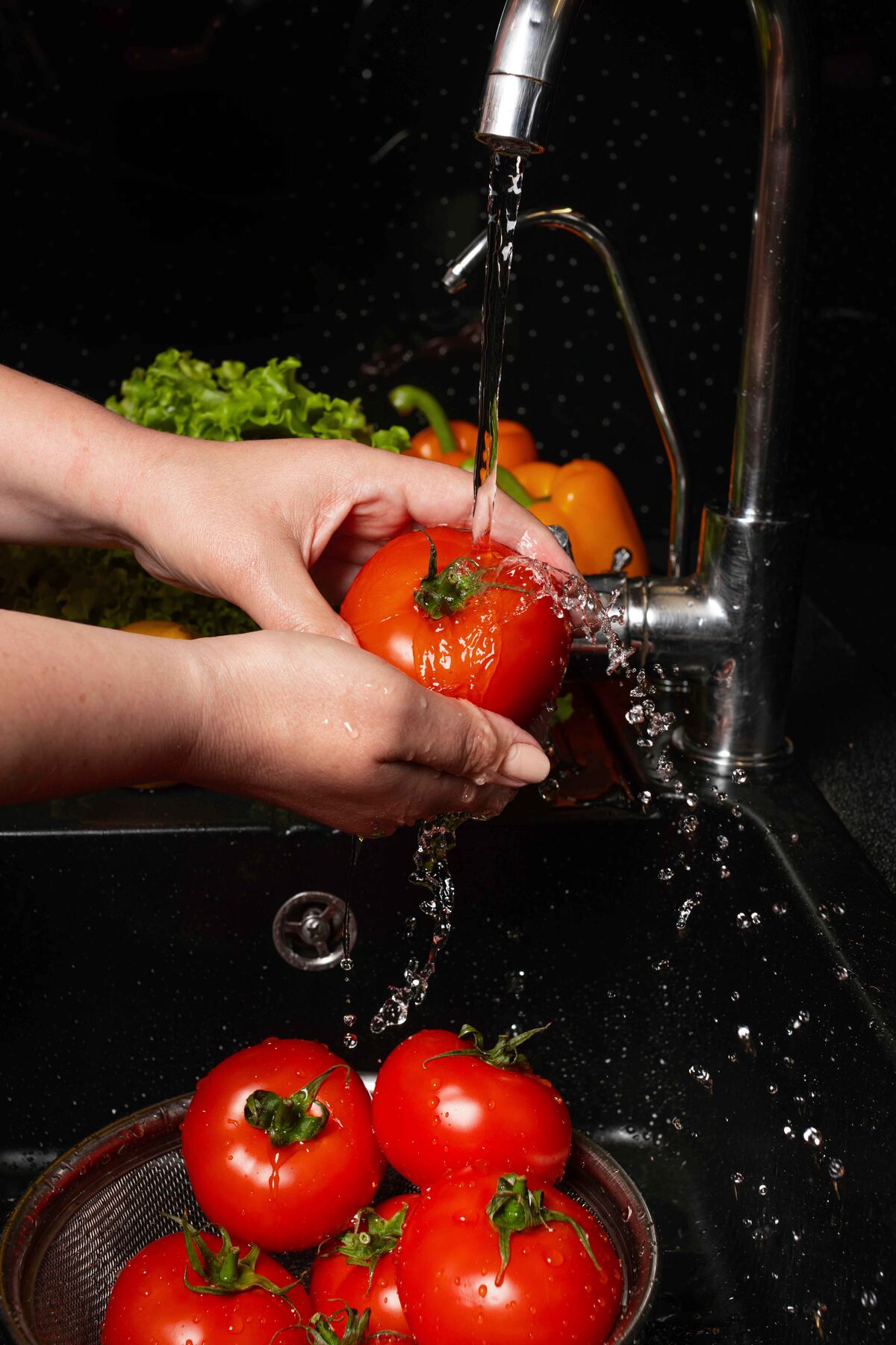 Lavar frutas y verduras es esencial, pero hacerlo con detergente puede dejar residuos no aptos para consumo y no mejora la eliminación de microorganismos. (Freepik)