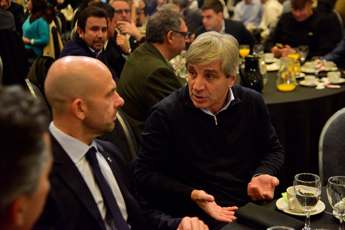 Franco Mogetta, nuevo referente provincial de La Libertad Avanza, con el ministro Luis Caputo en la Bolsa. (Pedro Castillo / La Voz)