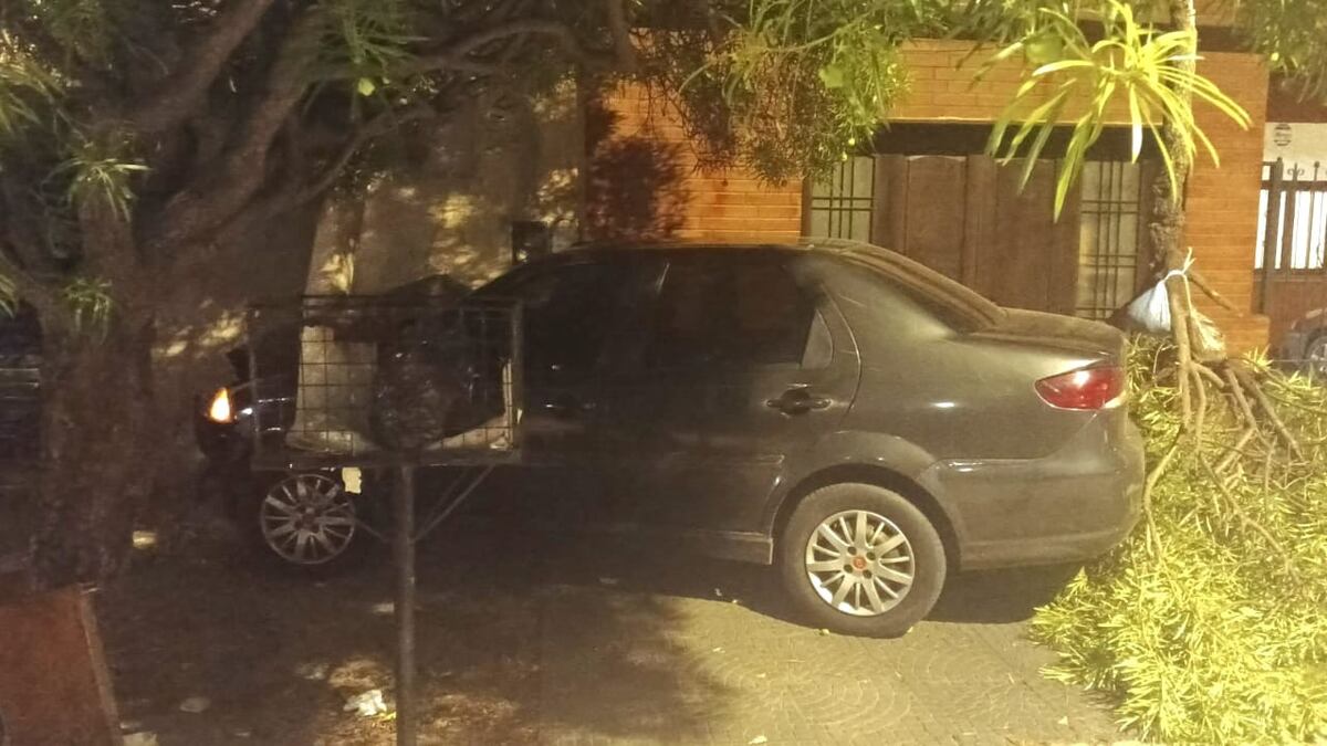 Resultó herido al chocar contra dos casas, un árbol y un poste en Córdoba