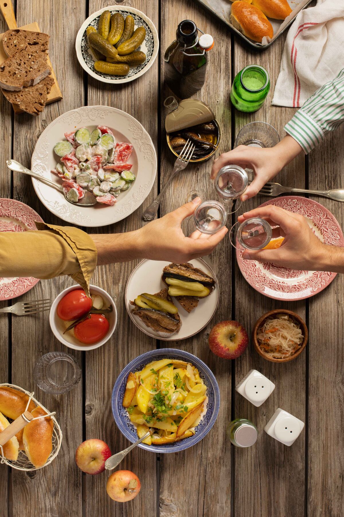 Guía práctica para evitar los excesos de comida y bebida en las fiestas de fin de año. (Freepik)