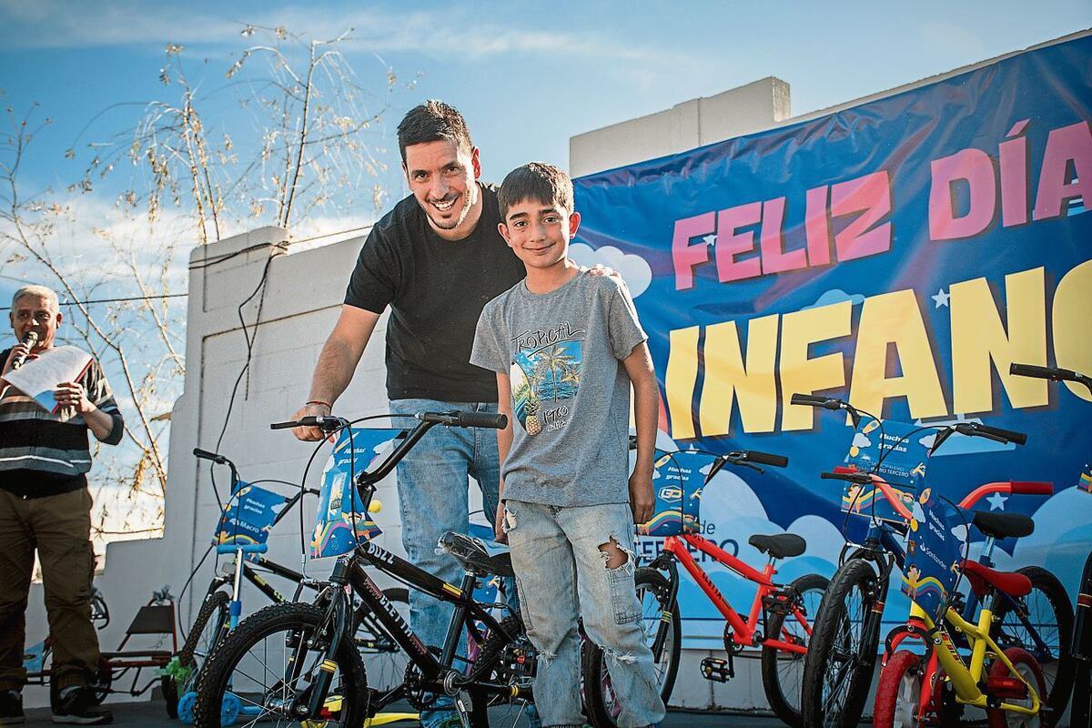 El intendente Marcos Ferrer durante la celebración del Día de la Infancias en el Paseo del Riel de Río Tercero.