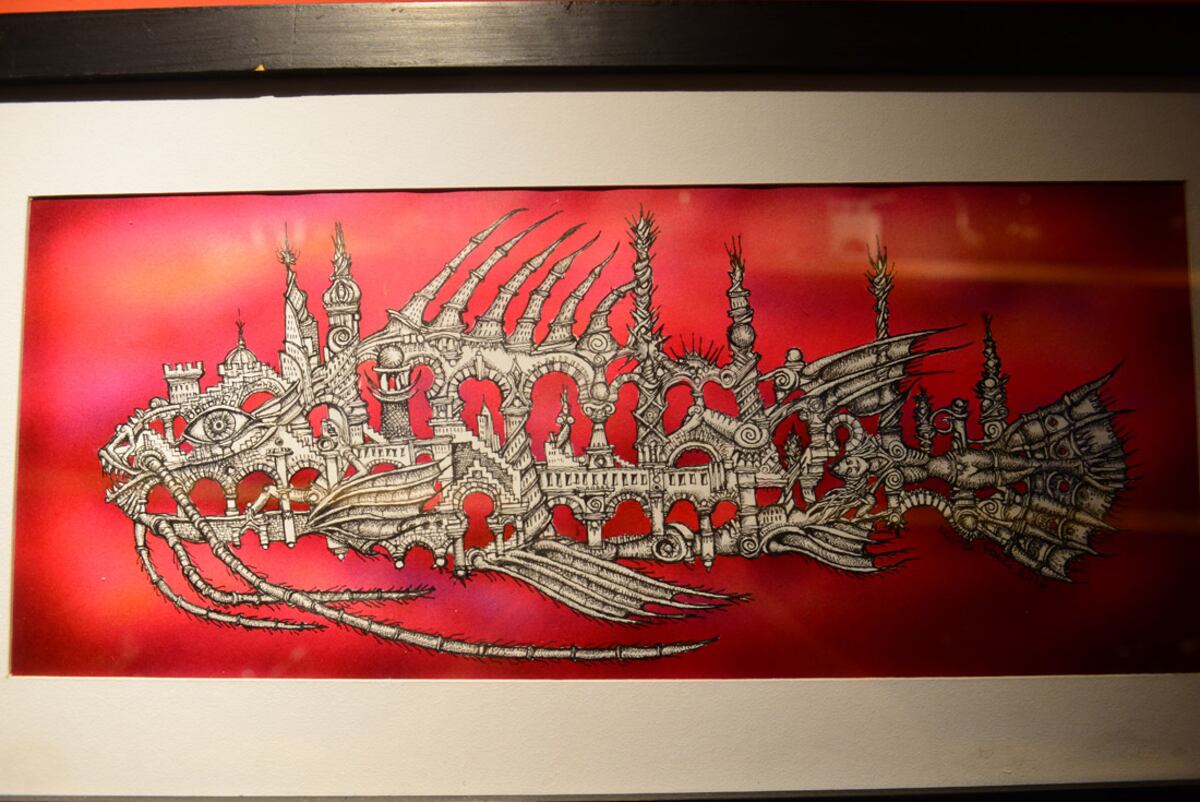 Tristán Pauli, arquitecto, artista, escultor, dibujante. Hace esculturas de metal con piezas de descarte, y sus dibujos representan ciudades imaginarias y animales articulados. (Nicolás Bravo)
