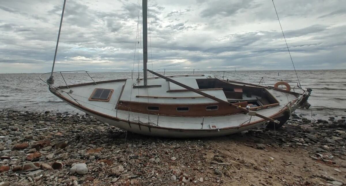 El Araucano, el velero que se usó en El Eternauta, quedó destruído en la costa (El Litoral / Gentileza Gente de Río)