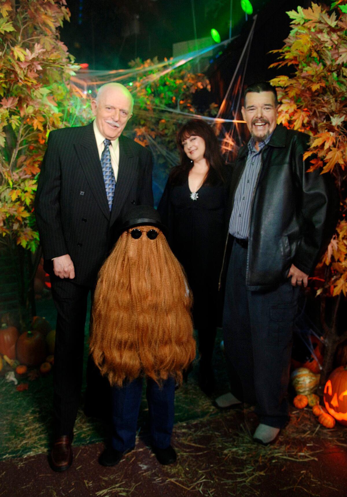Lisa Loring junto al resto del elenco de
“Los Locos Addams”.