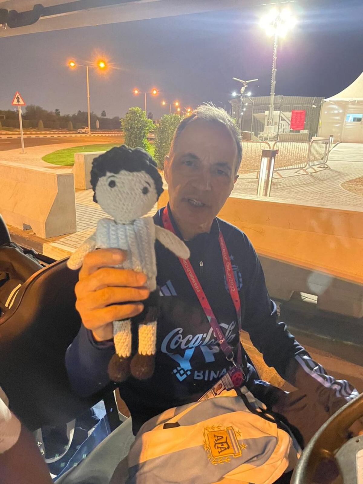 Hinchas cordobeses Matías Mainero y Tomás Saharrea, ambos de Vicuña Mackenna, que se encontraron con Lionel Scaloni, "Kun" Agüero y el utilero Mario Di Stéfano. (Gentileza)