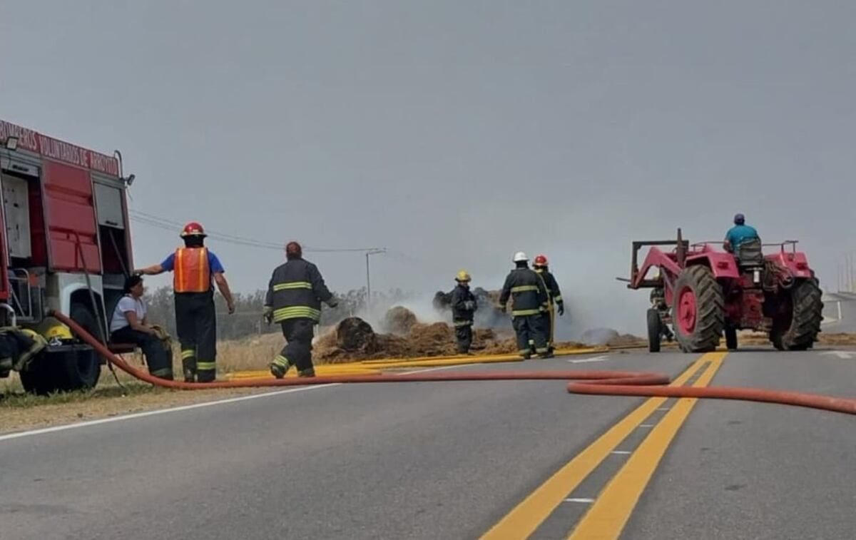 Bomberos sofocando un incendio en banquinas de rutas en Córdoba.