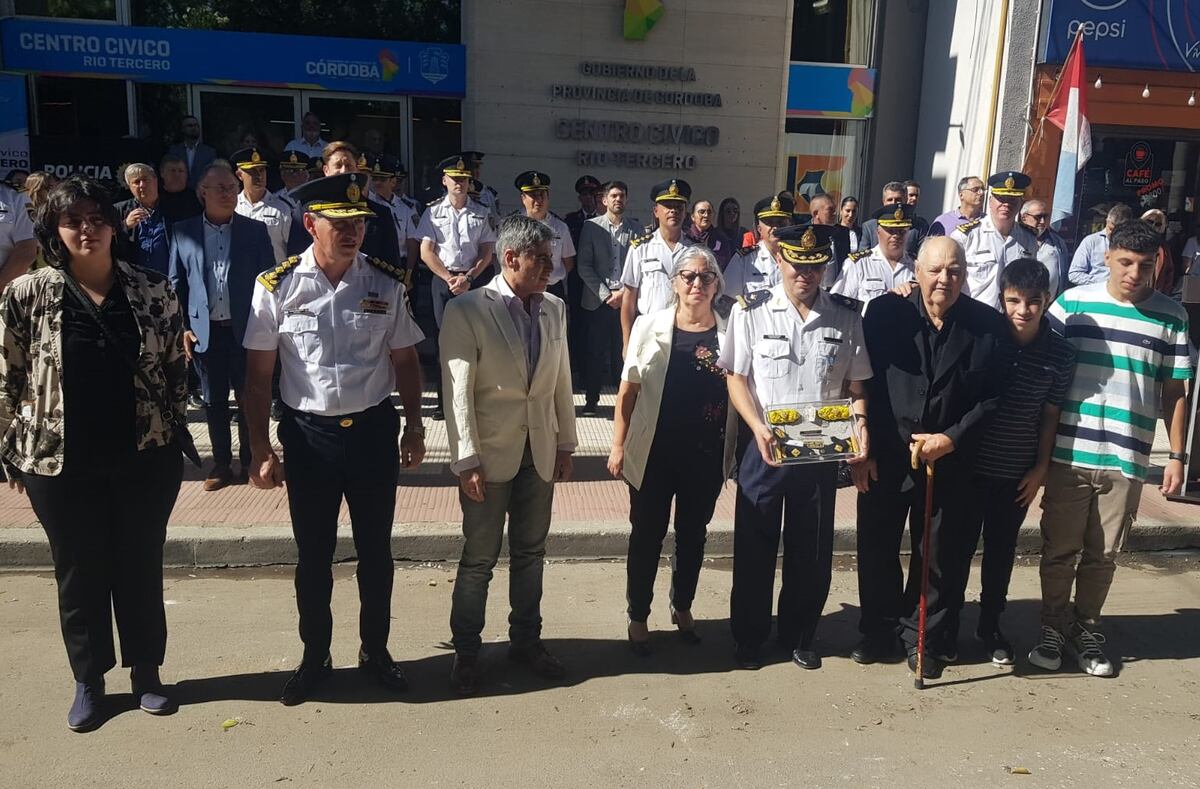 Turletti, tras ser homenajeado, con su familia y autoridades policiales.