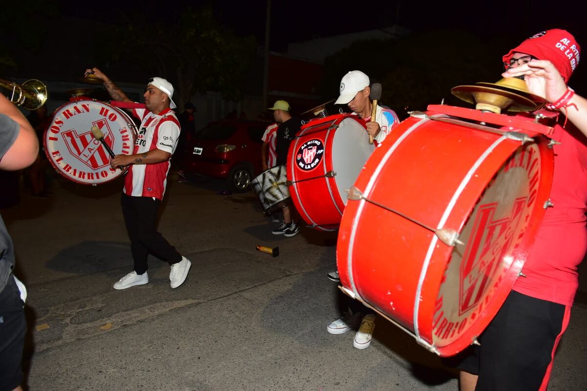 Hinchas de Instituto en la previa del partido con Central Córdoba por el Torneo Apertura. (Jorge Peñalba / La Voz)