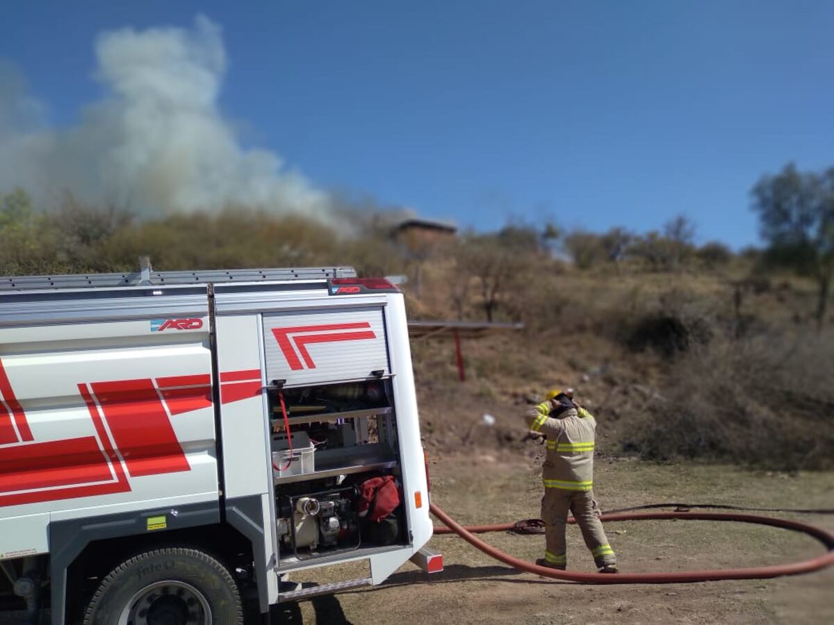 El incendio en Villa Santa Cruz del Lago. (Gentileza Carlos Paz Vivo!)
