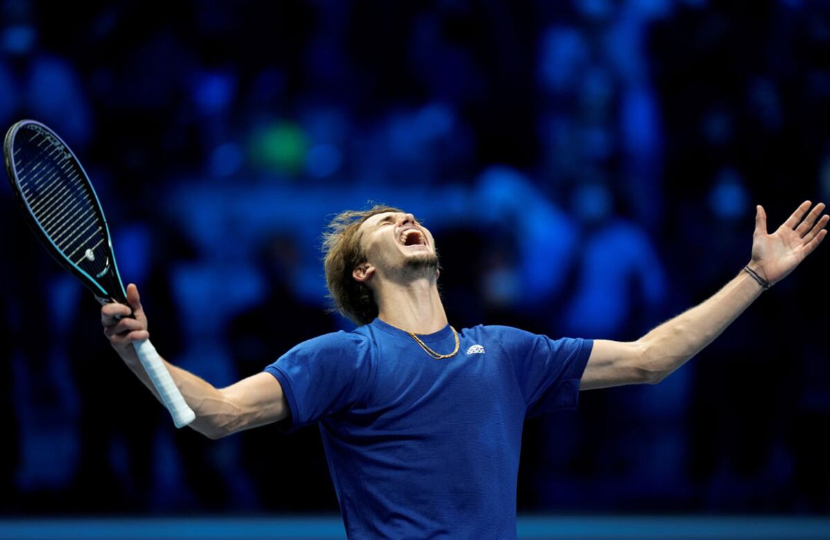 Zverev celebra y es pura alegría. Venció a Medvedev y es campeón de las ATP Finals en Turín. (AP)
