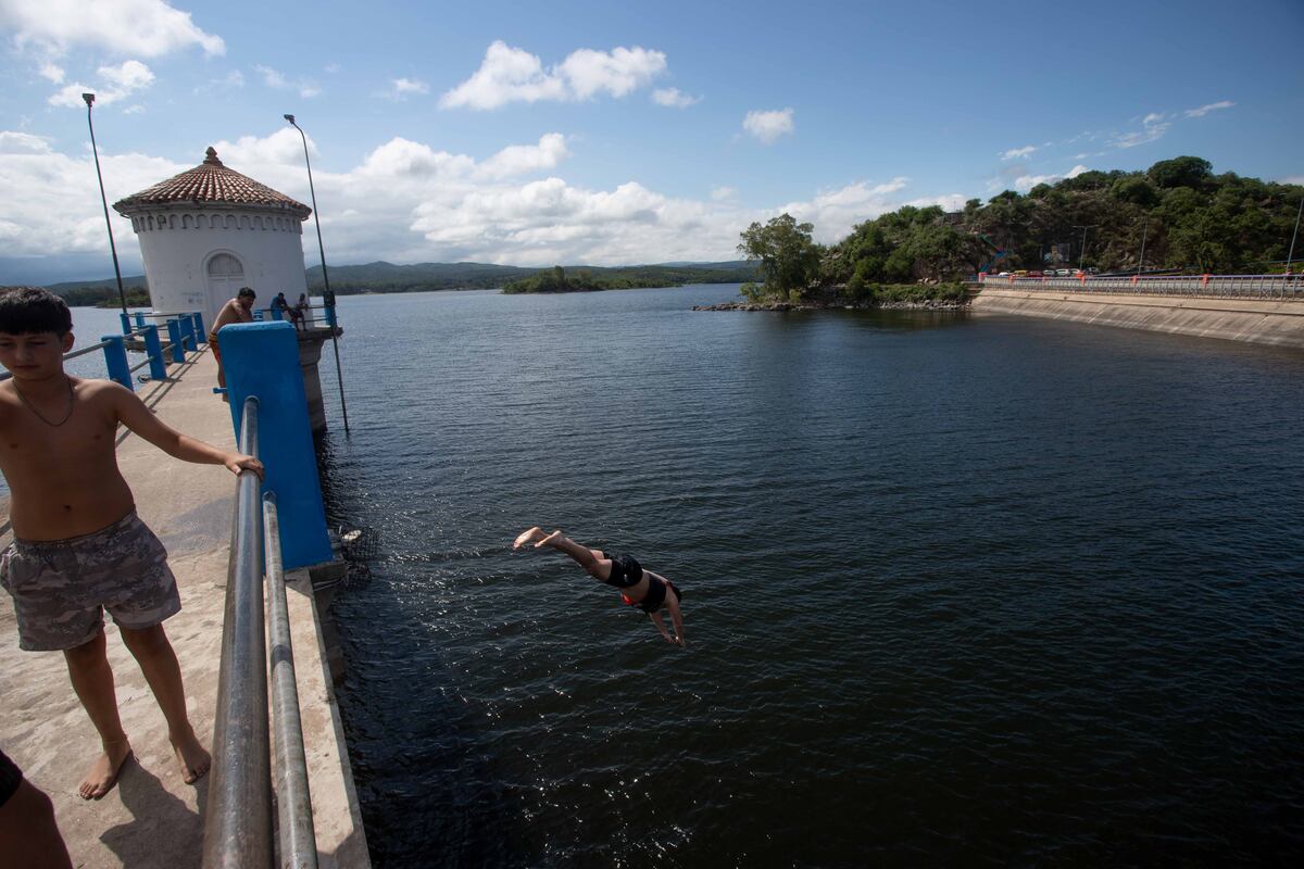 El lago de Embalse del río Tercero llegó casi a llenarse el 10 de enero, Desde entonces viene bajando. Pero es el que mejor nivel muestra, entre los cinco grandes (La Voz)