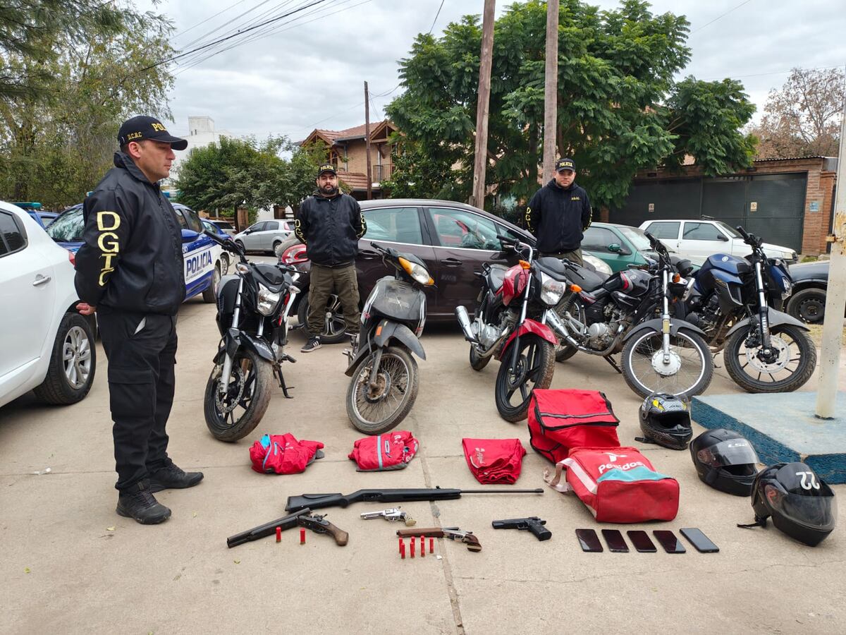 Cayó una banda de falsos deliverys en Córdoba, secuestraron gran cantidad de armas. (Policía de Córdoba)