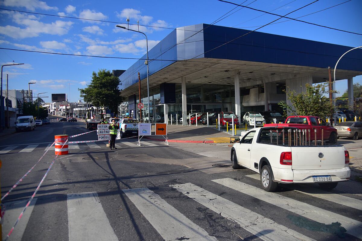 Córdoba. Por obras de la empresa Aguas Cordobesas, se establece un corte total de tránsito en Av. Castro Barros entre El Chaco y Galván. (Pedro Castillo / La Voz)