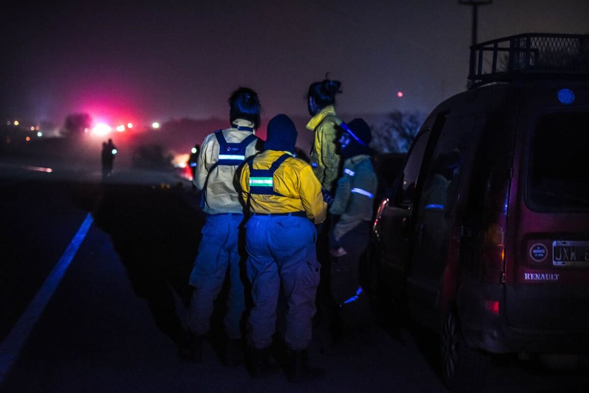 Fuego en Córdoba. Bomberos a la vera de la ruta 38, combatiendo el fuego a la altura de Dolores y Capilla del Monte. (La Voz)