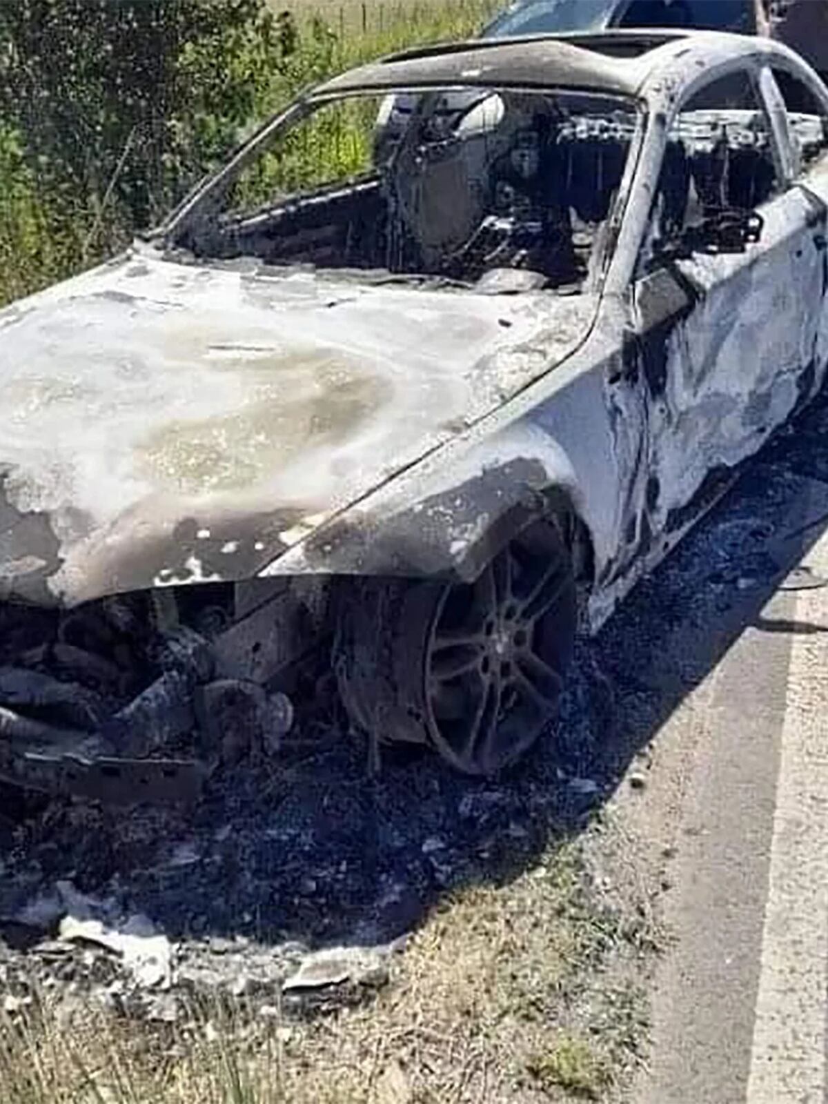 Encontraron un automóvil calcinado en Guernica con dos cuerpos adentro. (Infobae)