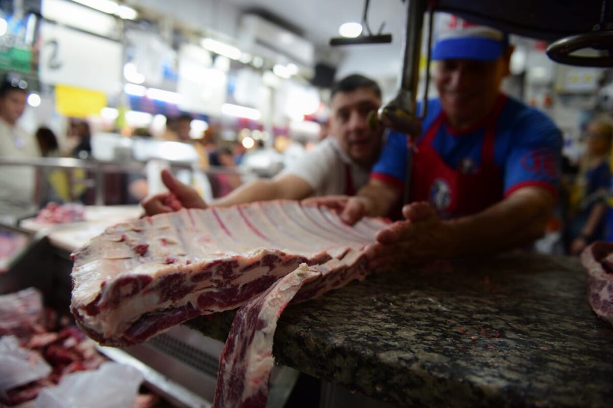 Ventas de Navidad en el Mercado Norte. (José Gabriel Hérnandez / La Voz)