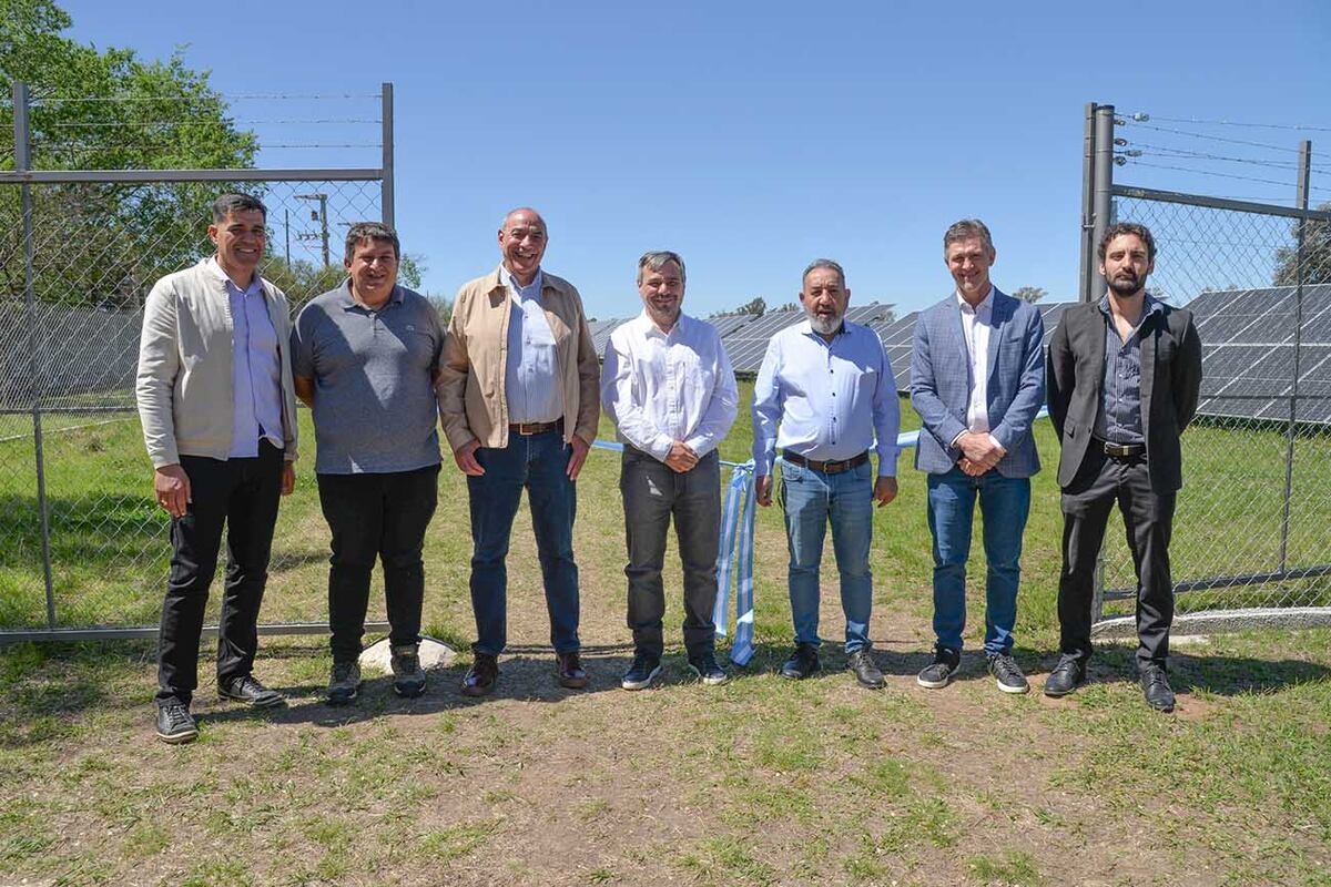 Autoridades de Agec y de Ecovatio durante el corte de cinta del parque solar, una alianza que marca un hito en la transición energética.
