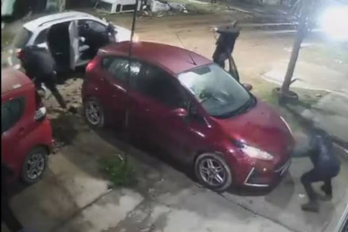Un policía mató a un hombre que le apuntó con una pistola y quiso sacarle su arma reglamentaria. (captura de imagen)