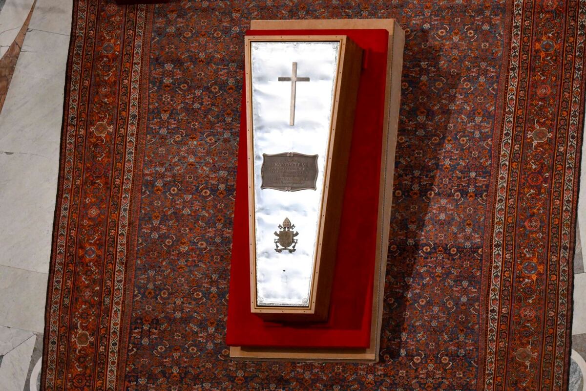 El Vaticano dio a conocer las primeras imágenes del cierre del féretro del papa Francisco