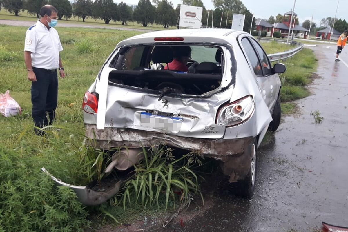 Impactó contra un auto de Policía Caminera (Gentileza Defensa Civil de Unquillo).