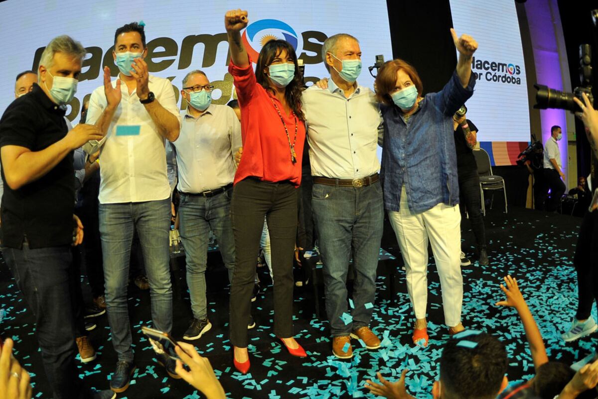 Oficialismo. En el último acto de campaña, además del gobernador Schiaretti, el intendente Llaryora, estuvieron todos los candidatos, candidatas y dirigentes del PJ provincial. (Javier Ferreyra)