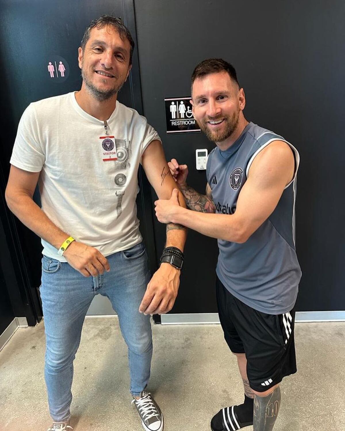 Javier Klimowicz, ex arquero de Instituto, junto a Messi. (Instagram).