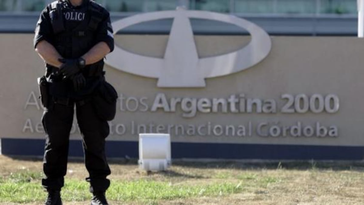 Aeropuerto de Córdoba, donde Bolzón fue detenido al llegar desde España. (AP/Archivo)