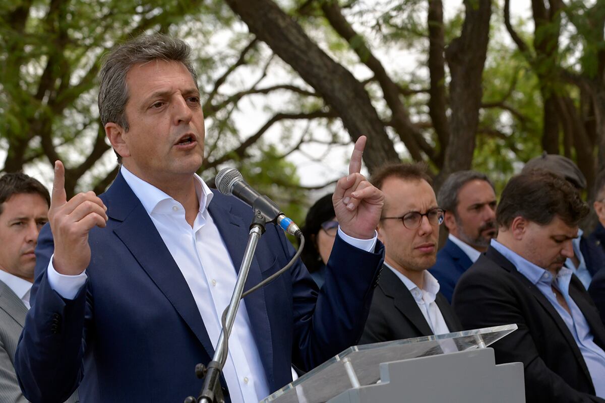 Sergio Massa, ministro de Economía de la Nación, pasó este lunes por Mendoza para anunciar una serie de medidas para paliar los daños ocasionados en los sectores productivos, principalmente de provincias cordilleranas, por las heladas tardías de los pasados 31 de octubre y 1 de noviembre, en el marco del Plan Integral de protección a economías regionales. En este sentido, una de ellas fue el fomento a las exportaciones a través de un cambio diferencial.
Se reunió con el Gobernador Rodofo Suárez , con políticos y empresarios de la vitivinicultura.
Foto: Orlando Pelichotti