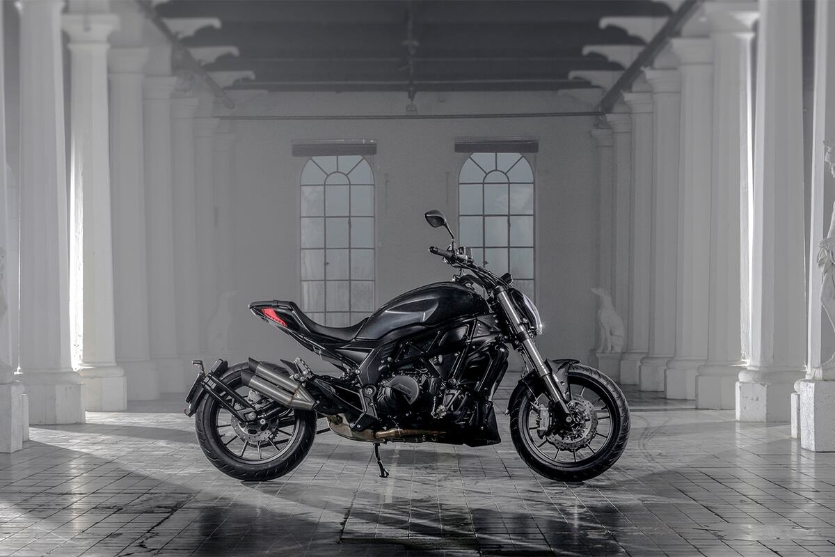 Benelli 502C es una de las motos más distintivas del segmento urbano-cruiser