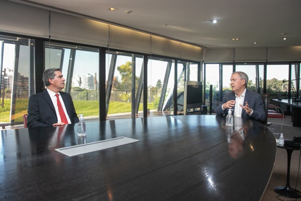 Cristinista. Días pasados, el gobernador Schiaretti recibió en el Centro Cívico a su colega de Chaco, el cristinista Jorge Capitanich. El diálogo fue cordial, pero ambos nos ocultaron sus diferencias. (Prensa Gobernación)