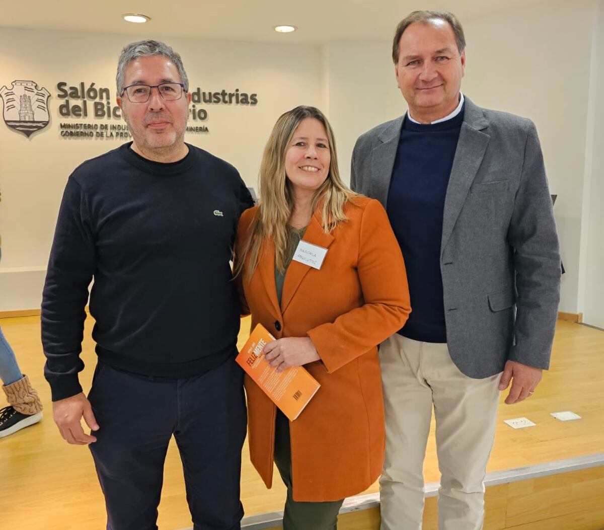El matrimonio de Almafuerte con el ministro de Producción e Industria, Pedro Delarrosa, en el acto de premiación.