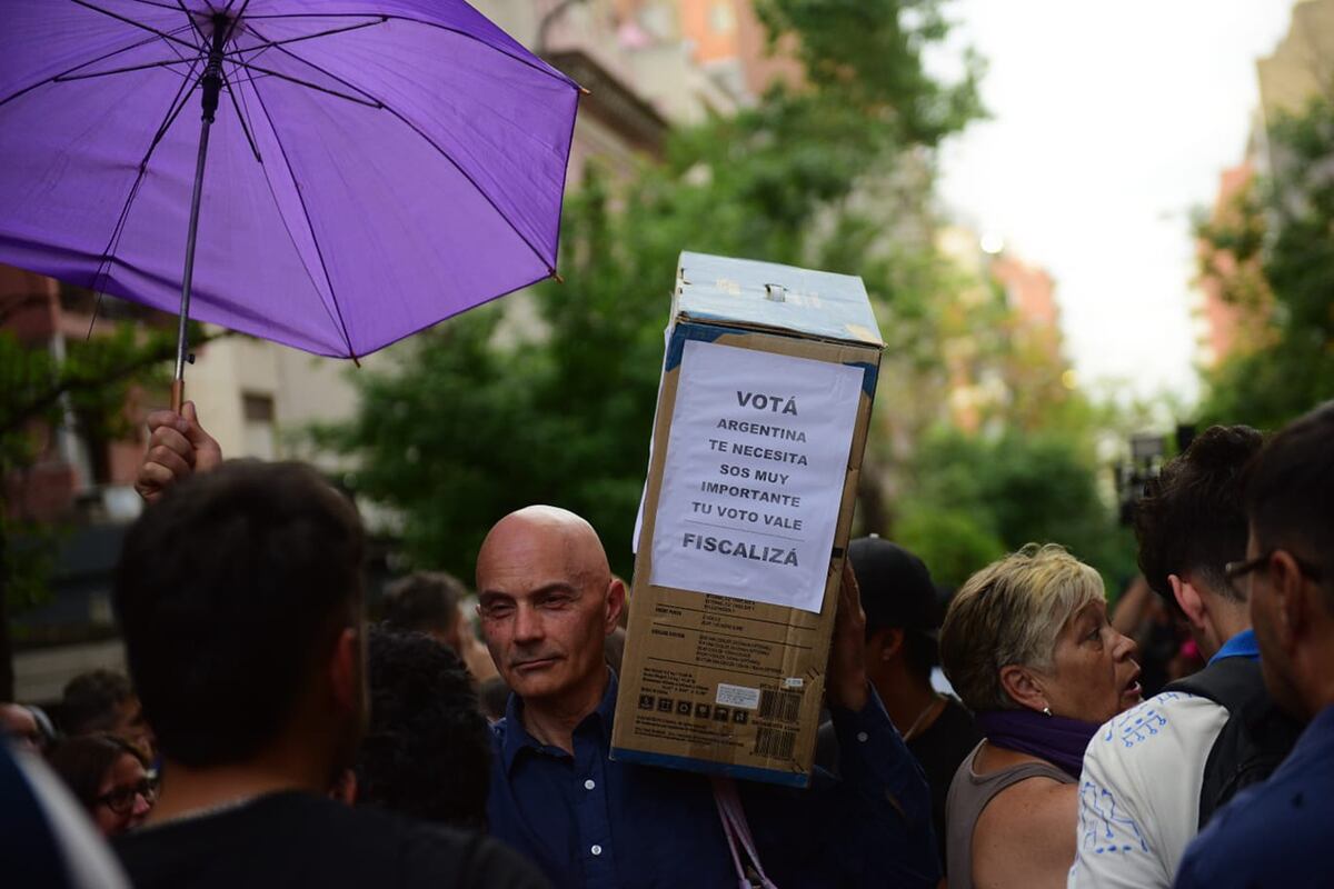 Javier Milei en Nueva Córdoba: las calles están repletas de militantes a la espera del presidente. (Javier Ferreyra / La Voz)