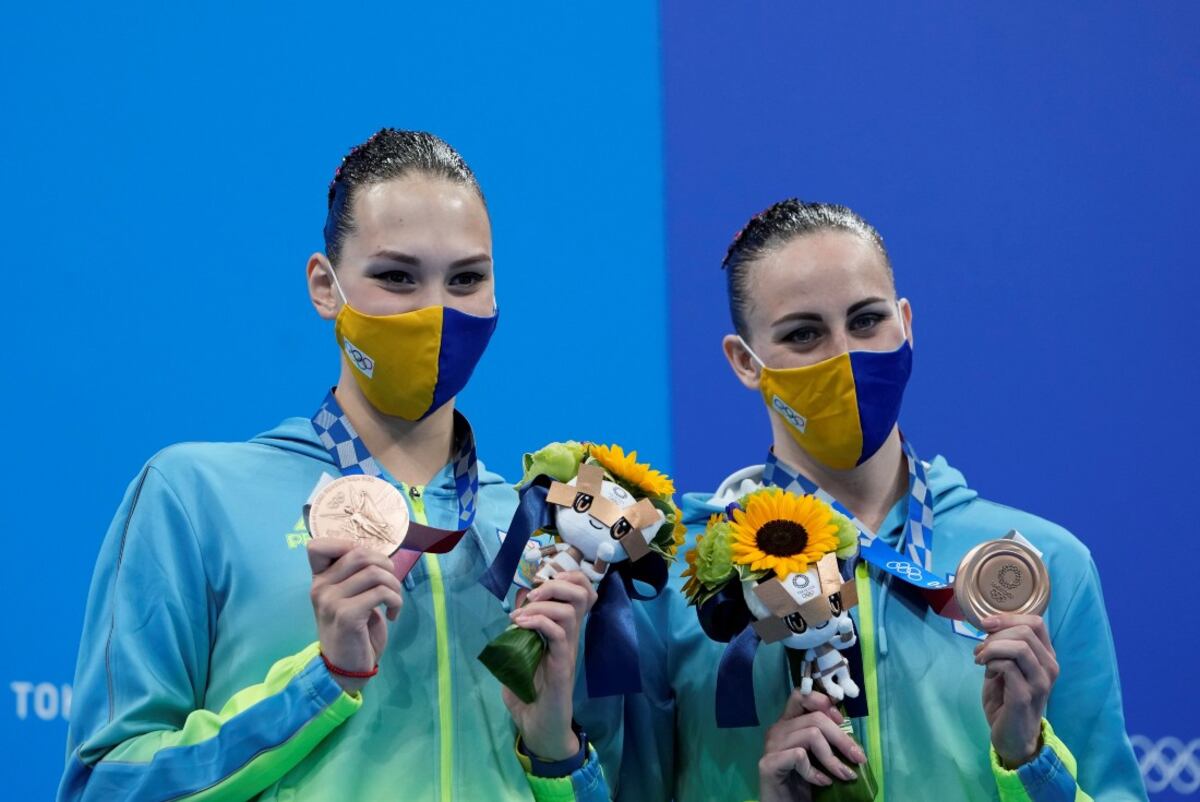 Marta Fiedina y Anastasiya Savchuk en el podio, momento en el que la organización las nombró como rusas, cuando son ucranianas. (Foto: AP)