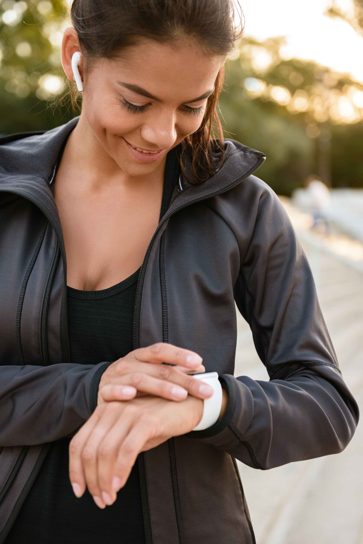 Millones de adultos llevan ya un smartwatch en la muñeca, capaz de registrar pulsaciones, ritmo cardiaco o patrones de sueño, y empiezan a recibir notificaciones que hablan de su salud cardiovascular. (Freepik)