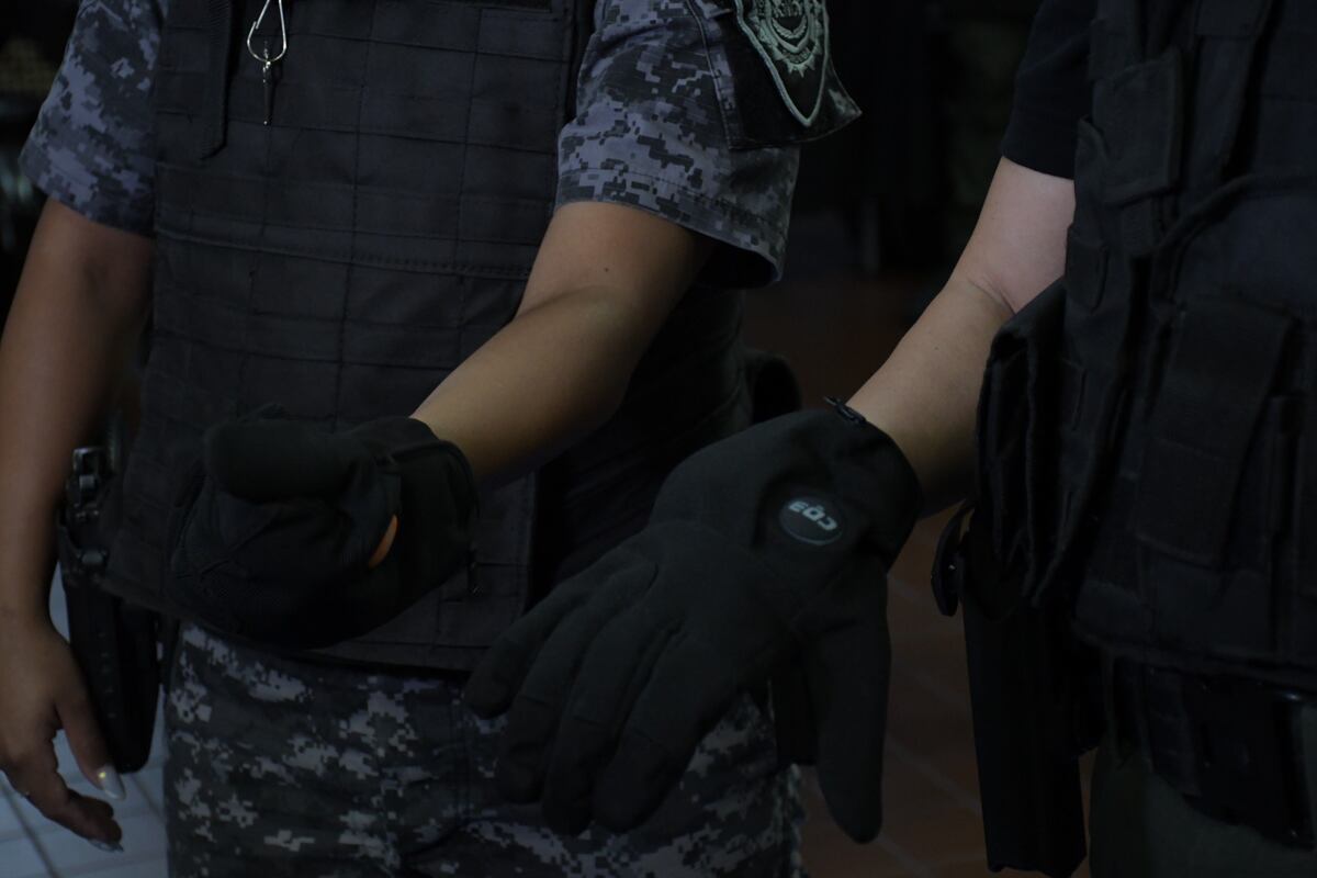 Presentación de guantes de descarga eléctrica en la Jefatura de Policía de Córdoba. (Policía)